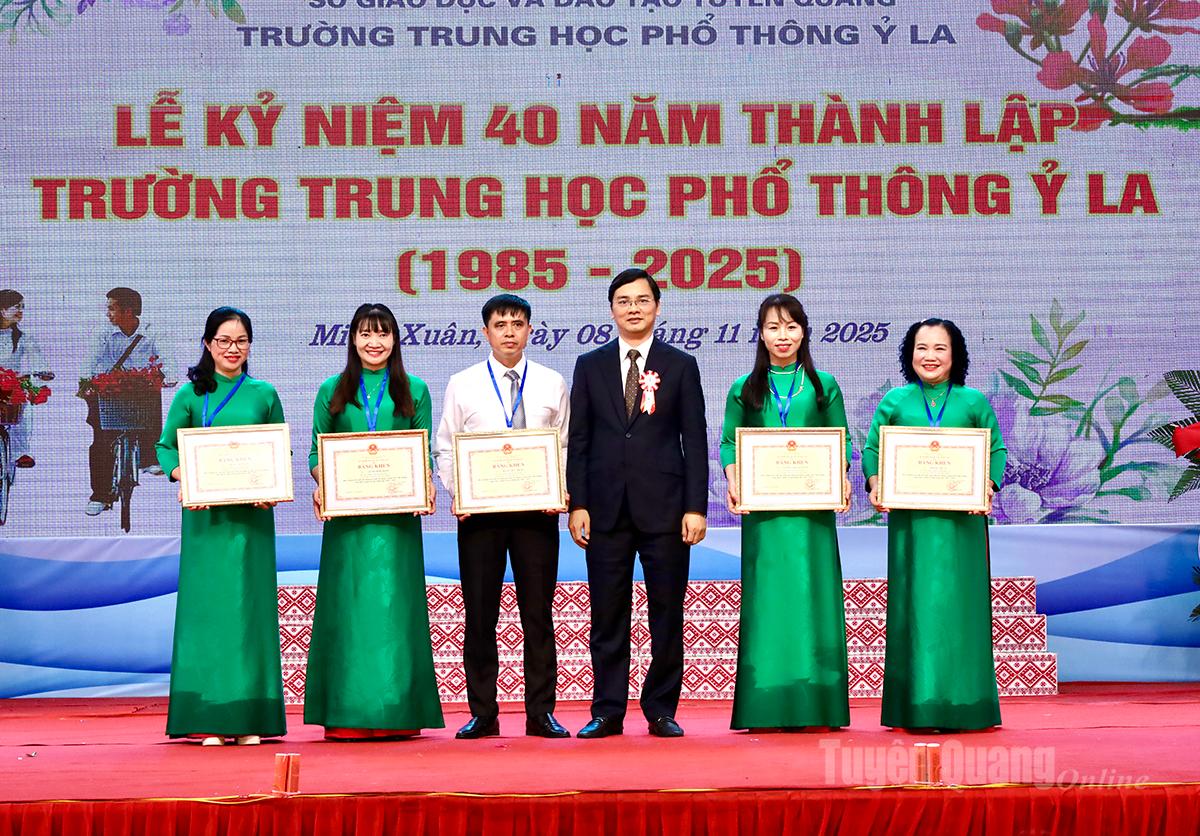 শিক্ষা ও প্রশিক্ষণ বিভাগের পরিচালক অসামান্য কৃতিত্বের অধিকারী ব্যক্তিদের শিক্ষা ও প্রশিক্ষণ মন্ত্রণালয় থেকে মেধার সনদ প্রদান করেন।