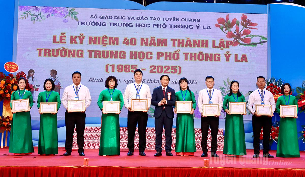 শিক্ষা ও প্রশিক্ষণ বিভাগের নেতারা দেশপ্রেমিক অনুকরণ আন্দোলনে (২০২০-২০২৫ সময়কাল) অসামান্য কৃতিত্বের অধিকারী ব্যক্তিদের মেধার সনদ প্রদান করেন।