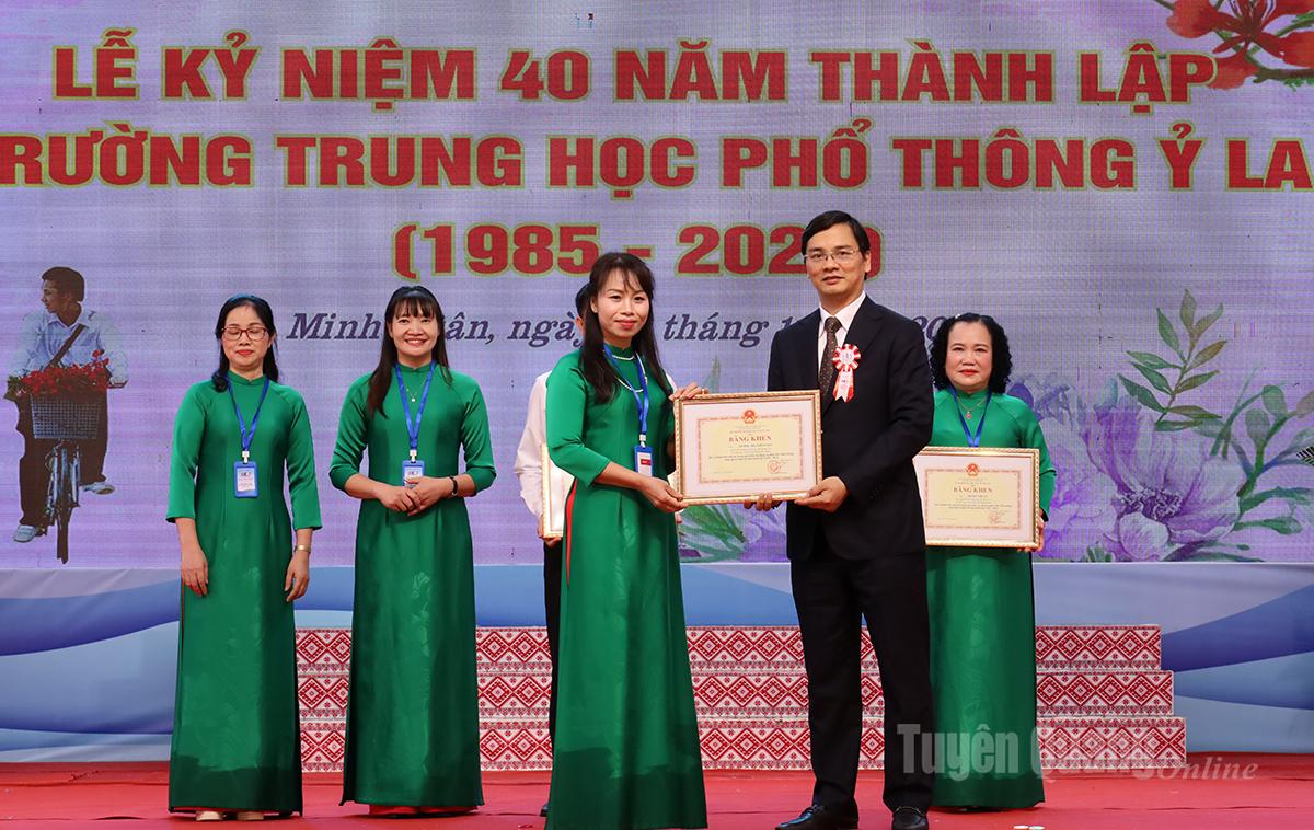 শিক্ষা ও প্রশিক্ষণ বিভাগের নেতারা অসামান্য কৃতিত্বের অধিকারী ব্যক্তিদের শিক্ষা ও প্রশিক্ষণ মন্ত্রণালয় থেকে মেধার সনদ প্রদান করেন।