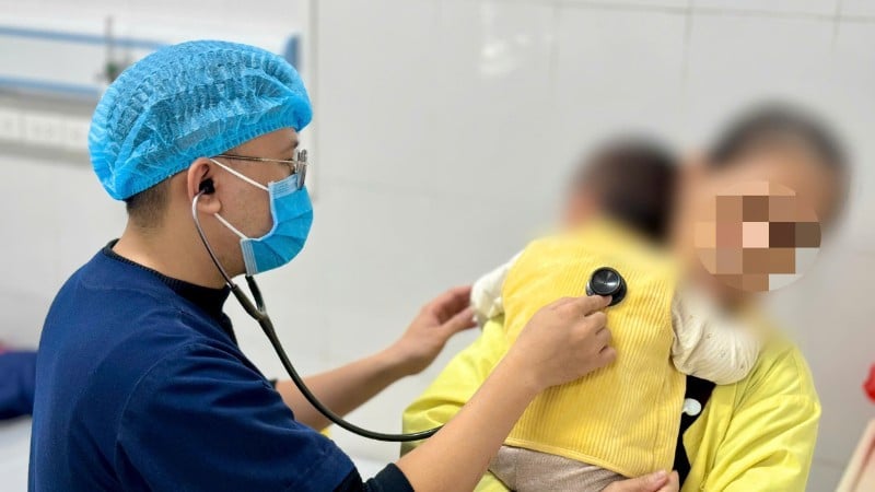 Läkaren undersöker patienten.