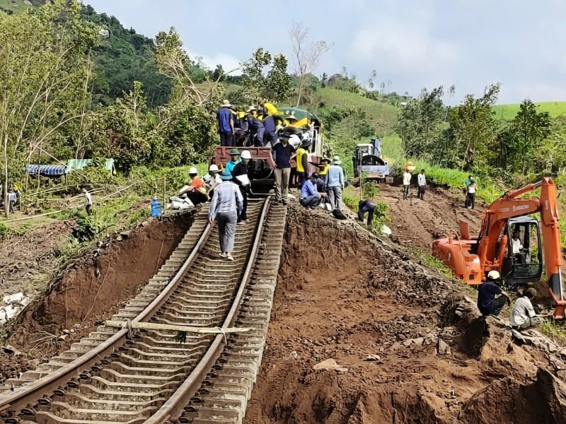 កម្លាំងកម្មកររាប់រយនាក់ប្រមូលផ្តុំគ្នាទាំងយប់ទាំងថ្ងៃដើម្បីដោះស្រាយបញ្ហាផ្លូវរថភ្លើងលិចទឹក-0