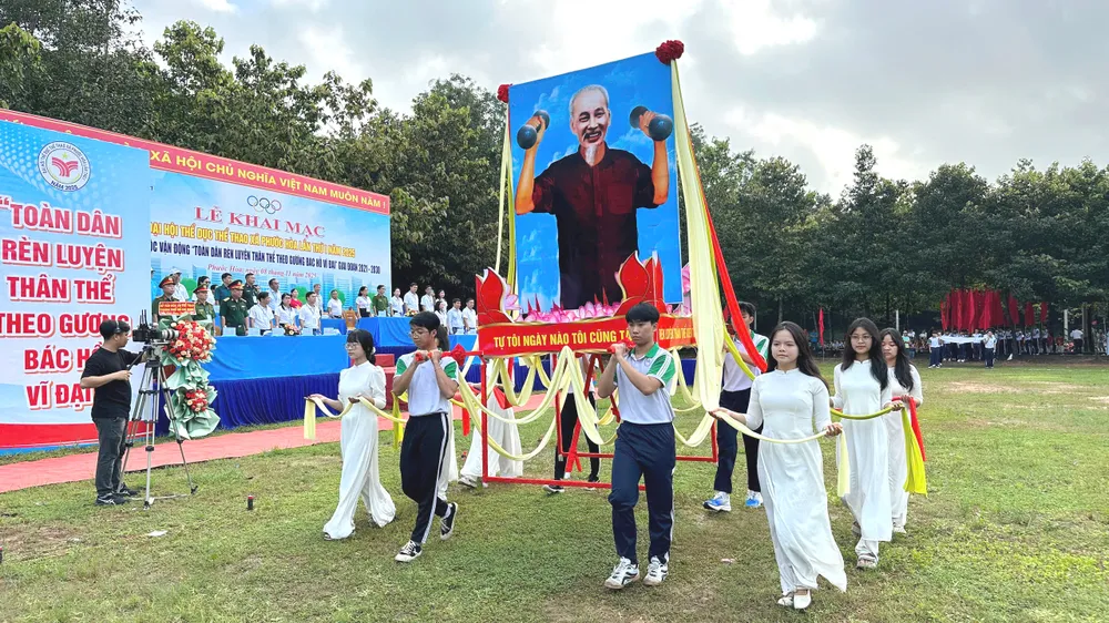 មនុស្សជិត 1.400 នាក់បានចូលរួមមហោស្រពកីឡាឃុំ Phuoc Hoa លើកទី 1 ឆ្នាំ 2025