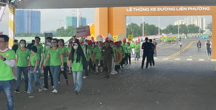 ការបើកផ្លូវ Lien Phuong នៅទីក្រុងហូជីមិញ កាត់បន្ថយសម្ពាធចរាចរណ៍នៅផ្លូវបំបែក An Phu - រូបថត ២. Thông xe đường Liên Phường tại TP HCM giảm áp lực giao thông nút giao An Phú - Ảnh 2.