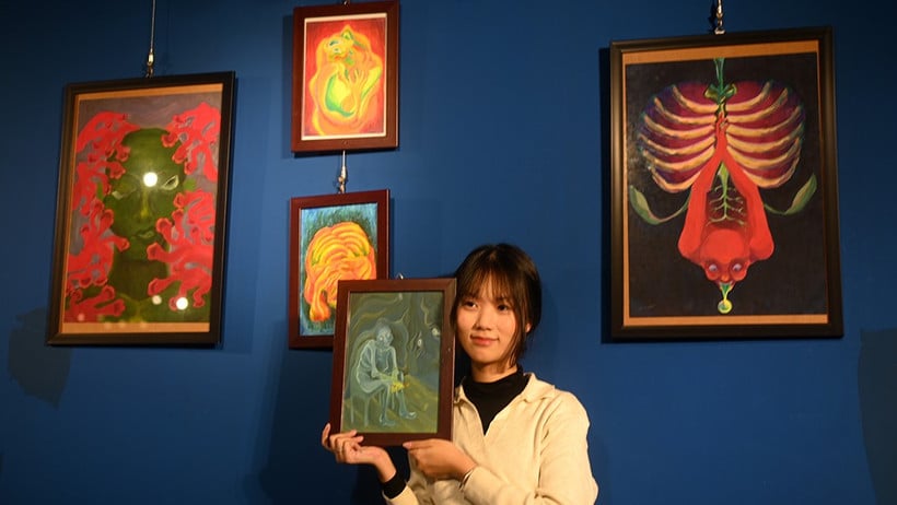 ការតាំងពិព័រណ៍ “ថ្ពាល់របស់អ្នក – ផ្សែងដែលនៅសេសសល់”៖ ទស្សនវិស័យរបស់សិស្សស្រីថ្នាក់ទី១២ ក្នុងសង្គមដែលផ្តល់តម្លៃដល់សមិទ្ធិផល