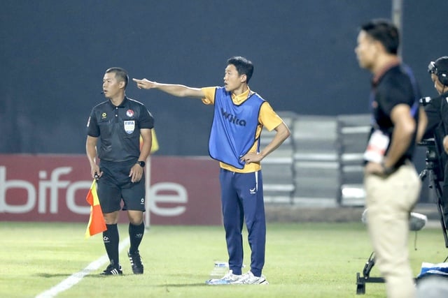 O Sr. Vu Tien Thanh compete com o professor assistente Kim: Uma batalha imprevisível entre 'fogo e água' - Foto 2. Ông Vũ Tiến Thành đấu trí trợ lý thầy Kim: Cuộc chiến cực khó lường giữa 'lửa và nước' - Ảnh 2.
