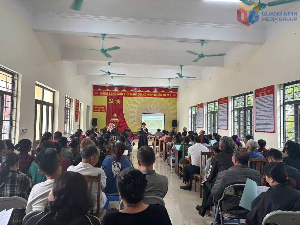 Funcionários do Departamento de Minorias Étnicas e Religiões divulgam leis sobre drogas para pessoas de minorias étnicas na comuna de Hai Ninh.