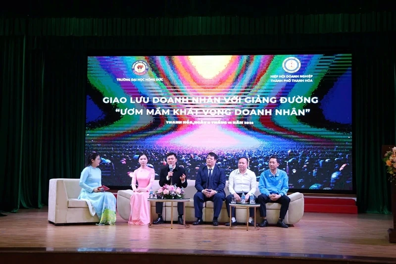 Hong Duc University students learn about startups to nurture entrepreneurs