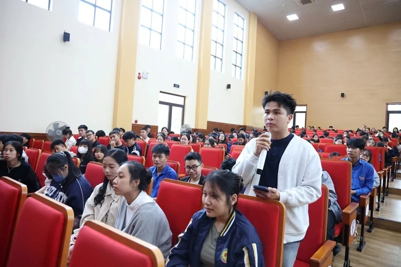 Hong Duc University students learn about startups to nurture entrepreneurs