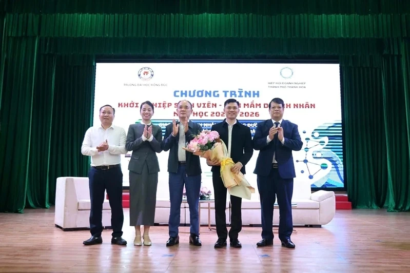 Hong Duc University students learn about startups to nurture entrepreneurs