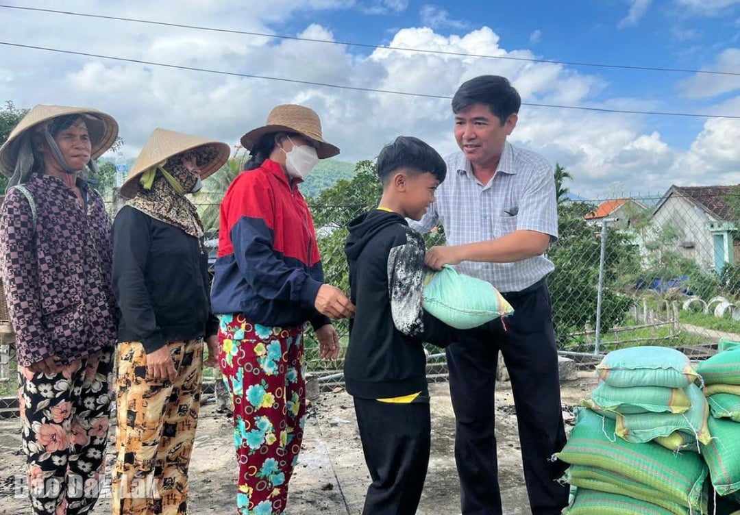 As autoridades locais recebem doações de ajuda humanitária e as distribuem à população.
