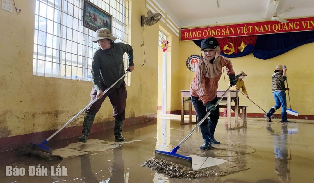 Personalul și profesorii de la școala primară și secundară Xuan Son Bac au spălat noroiul și pământul de pe școala inundată, astfel încât elevii să se poată întoarce la școală.