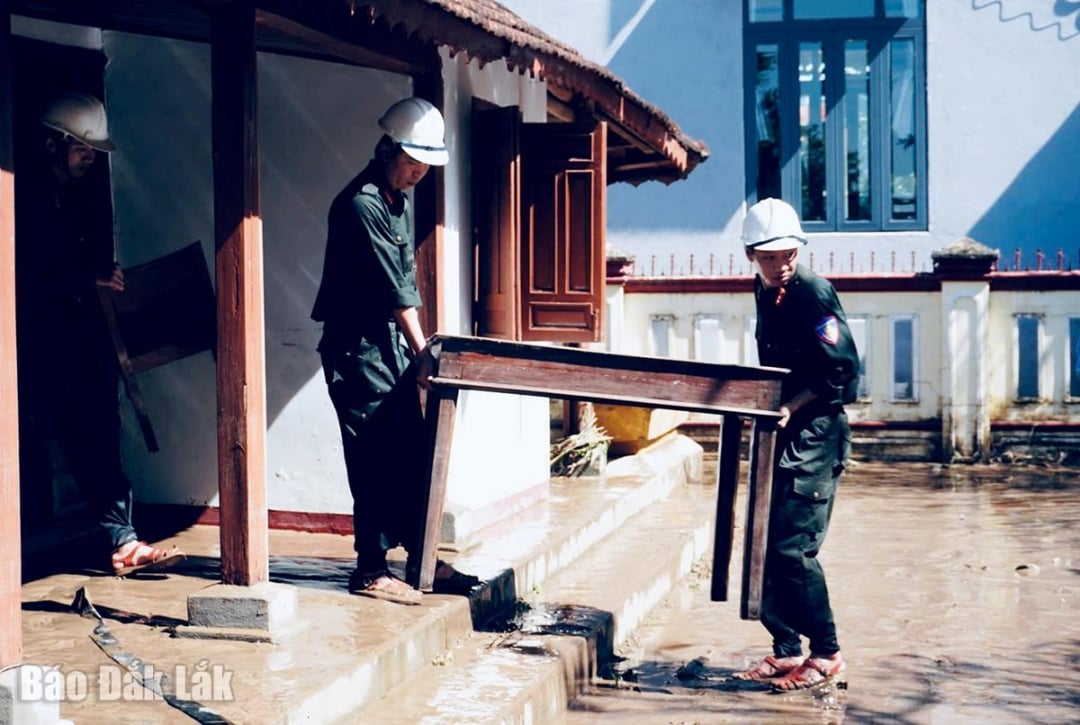 Forțele de poliție provinciale și locale au curățat mesele, scaunele și noroiul de la relicva unde a fost înființată prima celulă de partid.