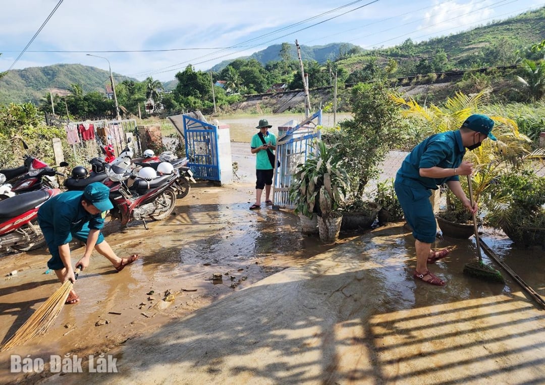 Forțele miliției ajută oamenii să depășească consecințele furtunilor și inundațiilor.