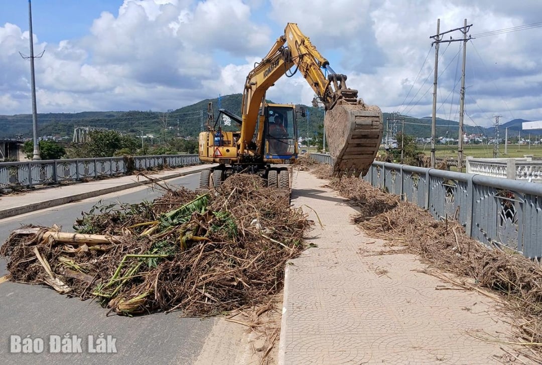 Autoritățile locale folosesc vehicule cu motor pentru a curăța noroiul, solul și gunoiul de pe podul La Hai.