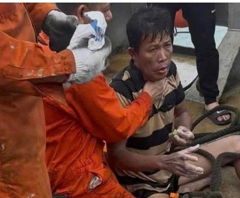 یکی از سه فرد مفقود شده در لی سون توسط یک کشتی باری نجات یافت - عکس ۱. Một trong ba người mất tích ở Lý Sơn được tàu hàng cứu sống- Ảnh 1.