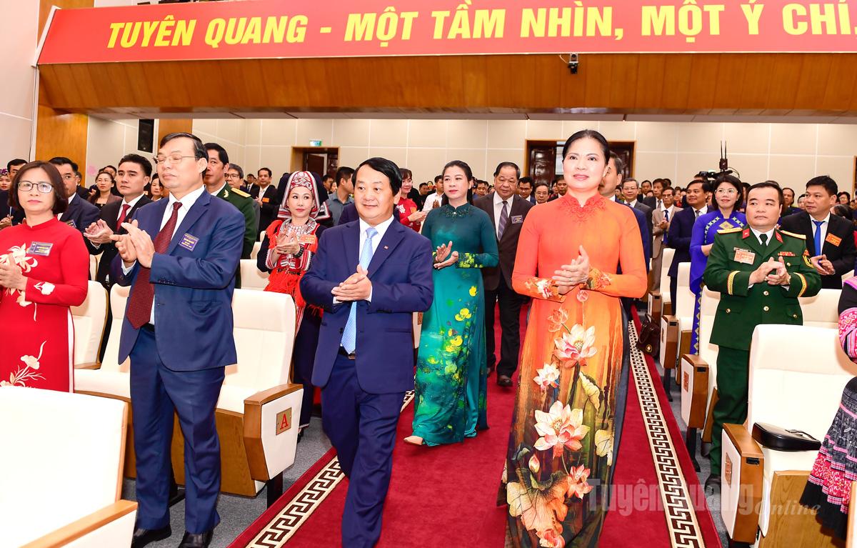 Kongressen välkomnade centralkommitténs delegater och kongressens delegater.