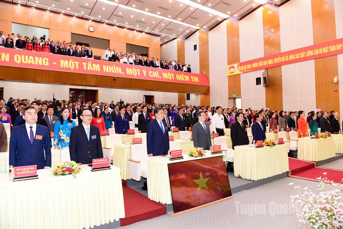 Delegaterna utför flagghälsningsceremonin.