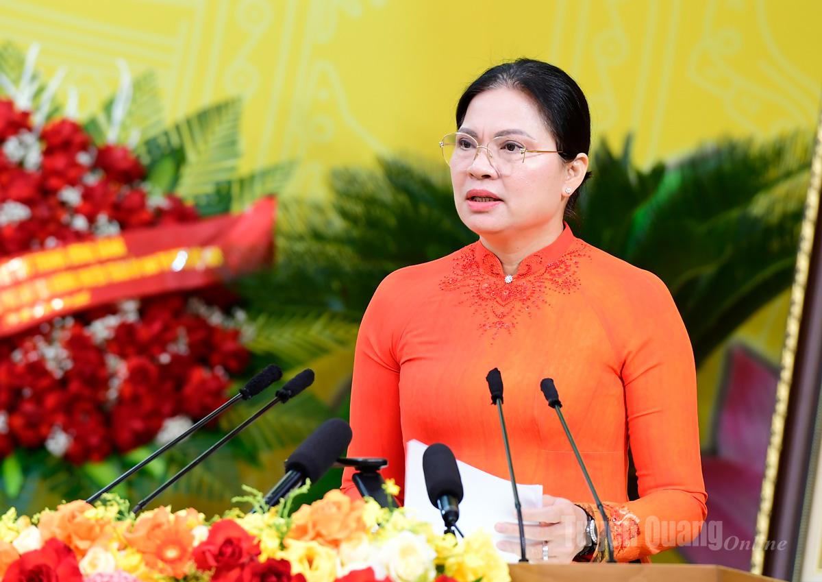 Kamrat Ha Thi Nga, medlem av partiets centralkommitté och vice ordförande för Vietnams fosterlandsfronts centralkommitté, höll ett tal där han ledde kongressen.
