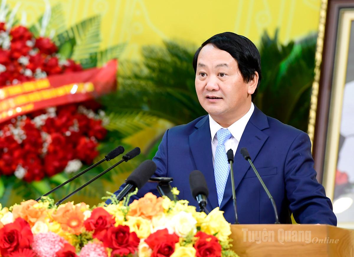 Provinspartiets sekreterare Hau A Lenh höll ett tal som ledde kongressen.