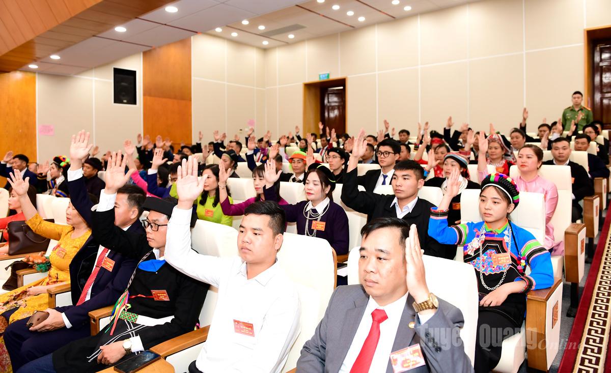 Delegaterna röstar om innehållet på kongressen.