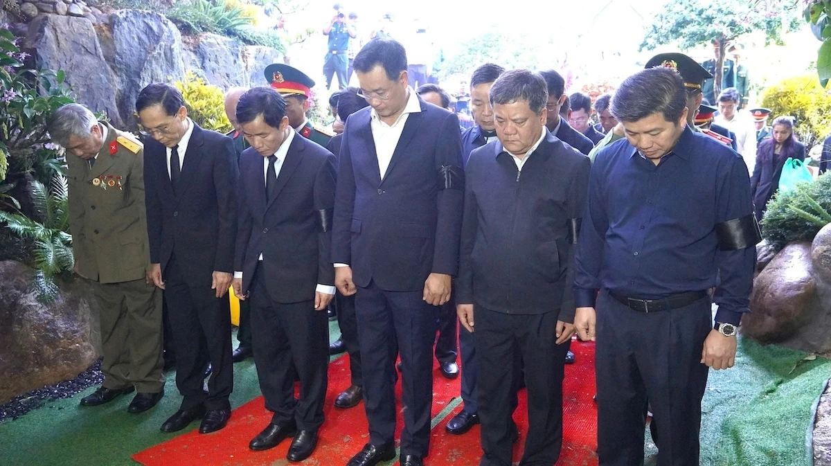 ពិធី​គោរព​វិញ្ញាណក្ខន្ធ និង​បញ្ចុះ​សព​អ្នក​ស្លាប់​នៅ​គុហា Tam Co