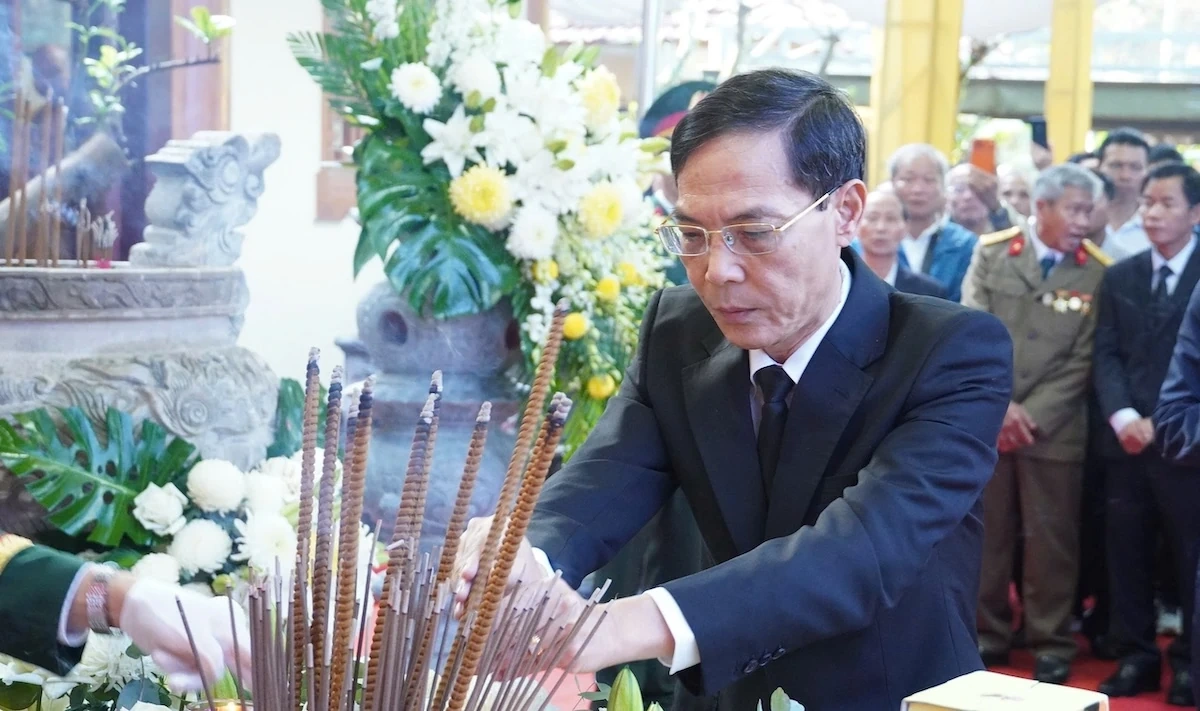 ពិធី​គោរព​វិញ្ញាណក្ខន្ធ និង​បញ្ចុះ​សព​អ្នក​ស្លាប់​នៅ​គុហា Tam Co