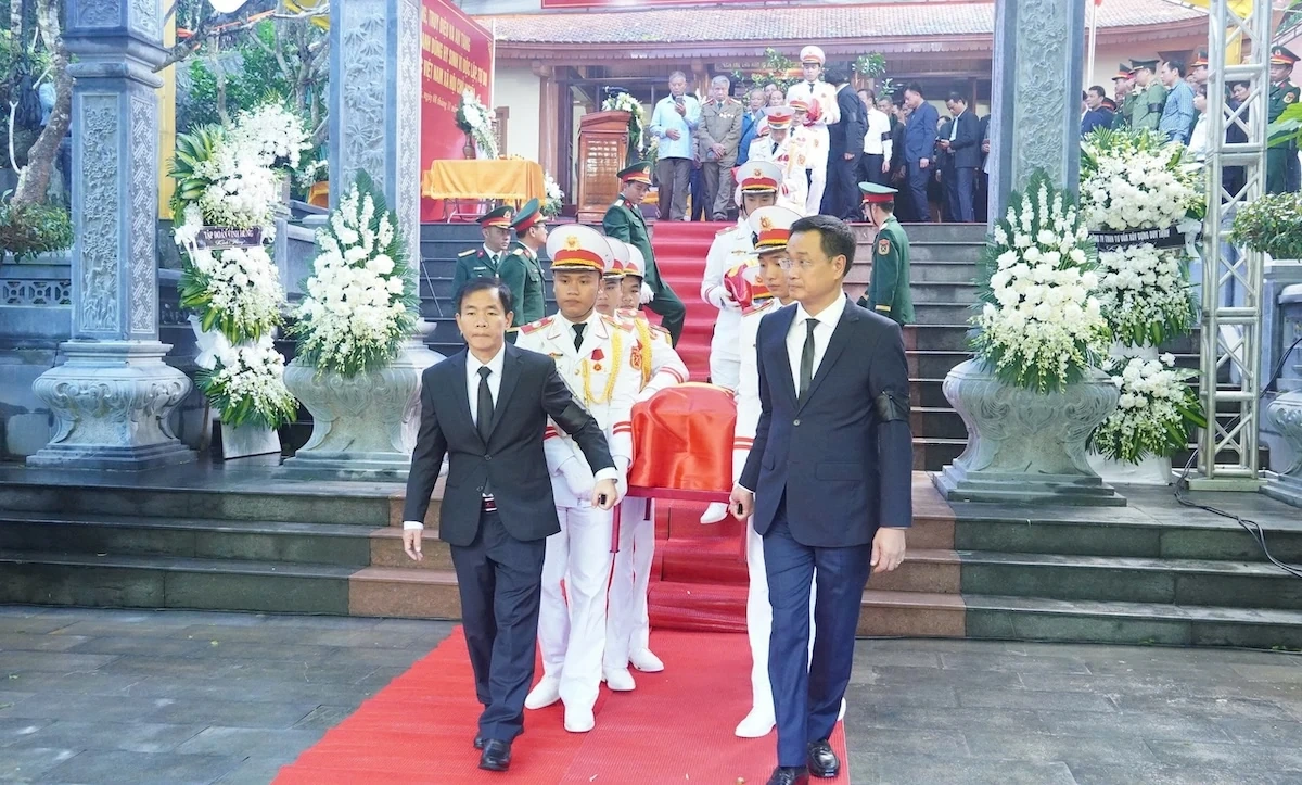 ពិធី​គោរព​វិញ្ញាណក្ខន្ធ និង​បញ្ចុះ​សព​អ្នក​ស្លាប់​នៅ​គុហា Tam Co