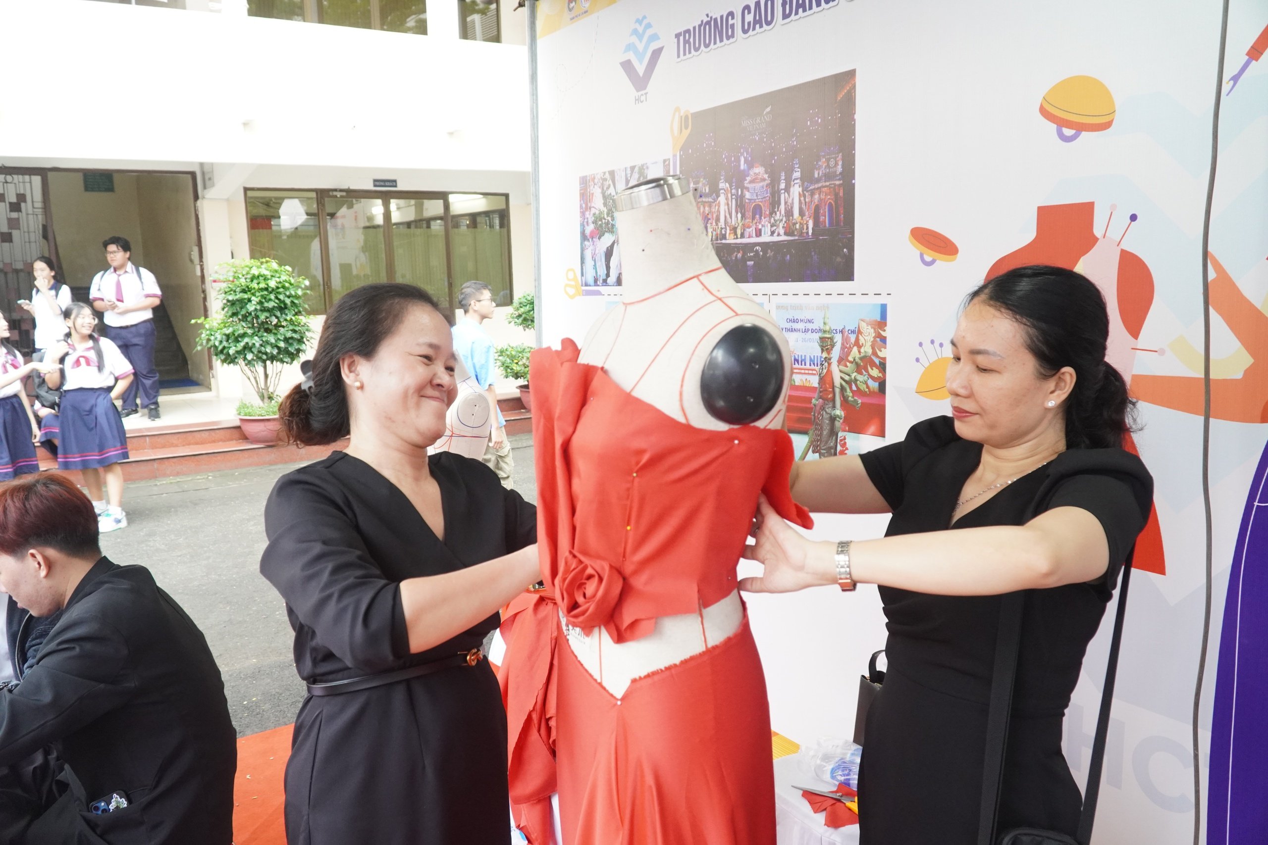 Học sinh, sinh viên khám phá robot, trải nghiệm làm đẹp tại ngày hội kỹ năng nghề - Ảnh 3.