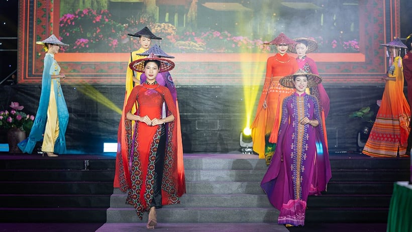 ការប្រមូលផ្ដុំ “ក្លិនក្រអូប និងពណ៌វៀតណាម” របស់អ្នករចនា 9x Vu Thao Giang បានបើកមហោស្រពទេសចរណ៍ Ao Dai ឆ្នាំ 2025។