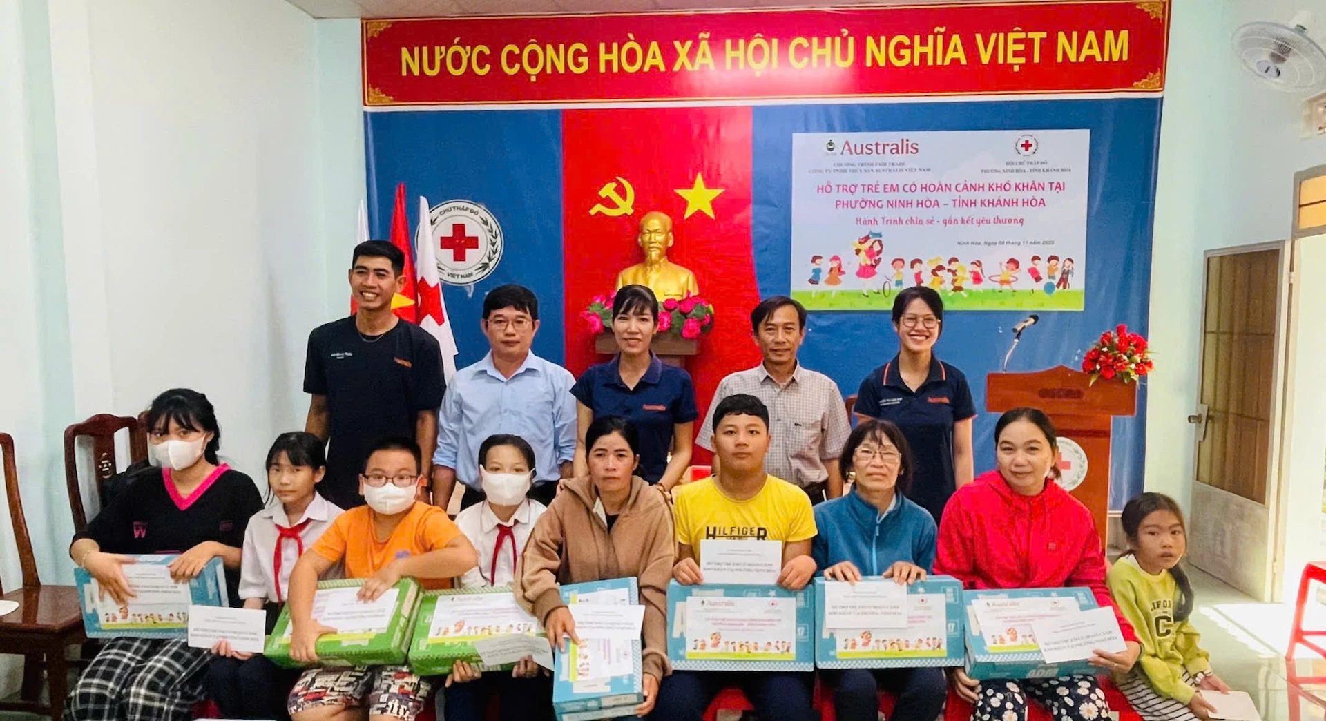 តំណាងអង្គភាពទាំងពីរបានជូនអំណោយដល់កុមារ។