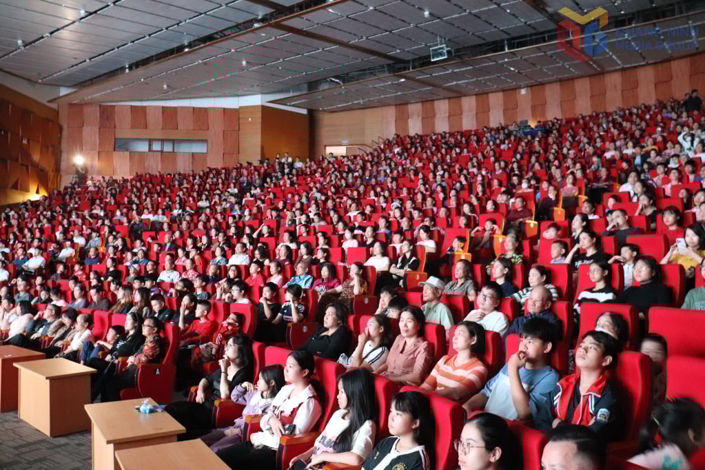 Bioskop berkapasitas 1.000 tempat duduk itu penuh sesak dengan orang.