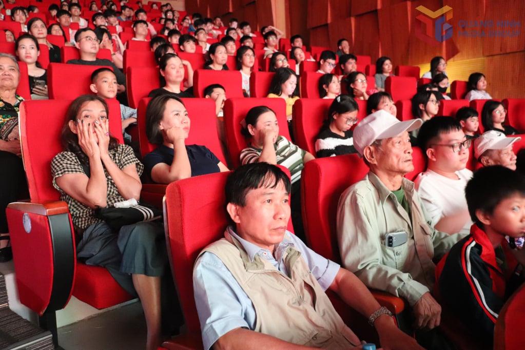 Penonton tersentuh saat menyaksikan keberanian dan kesetiaan para leluhur kita digambarkan secara realistis melalui film tersebut.