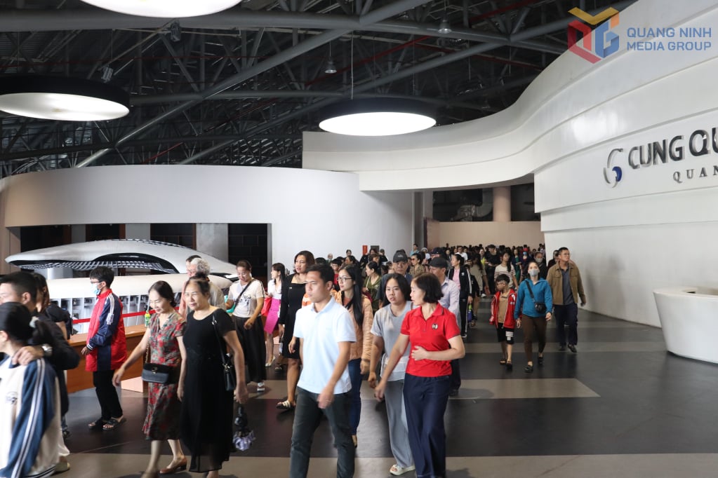 Penonton pergi setelah film berakhir.