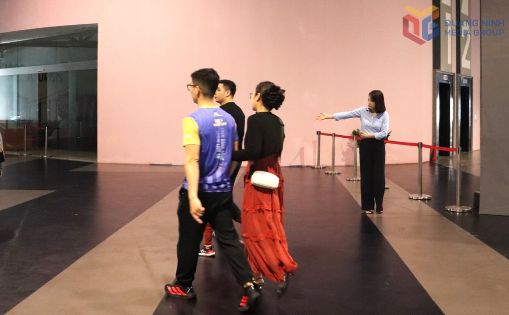 Penonton dipandu oleh penyelenggara untuk menonton film.