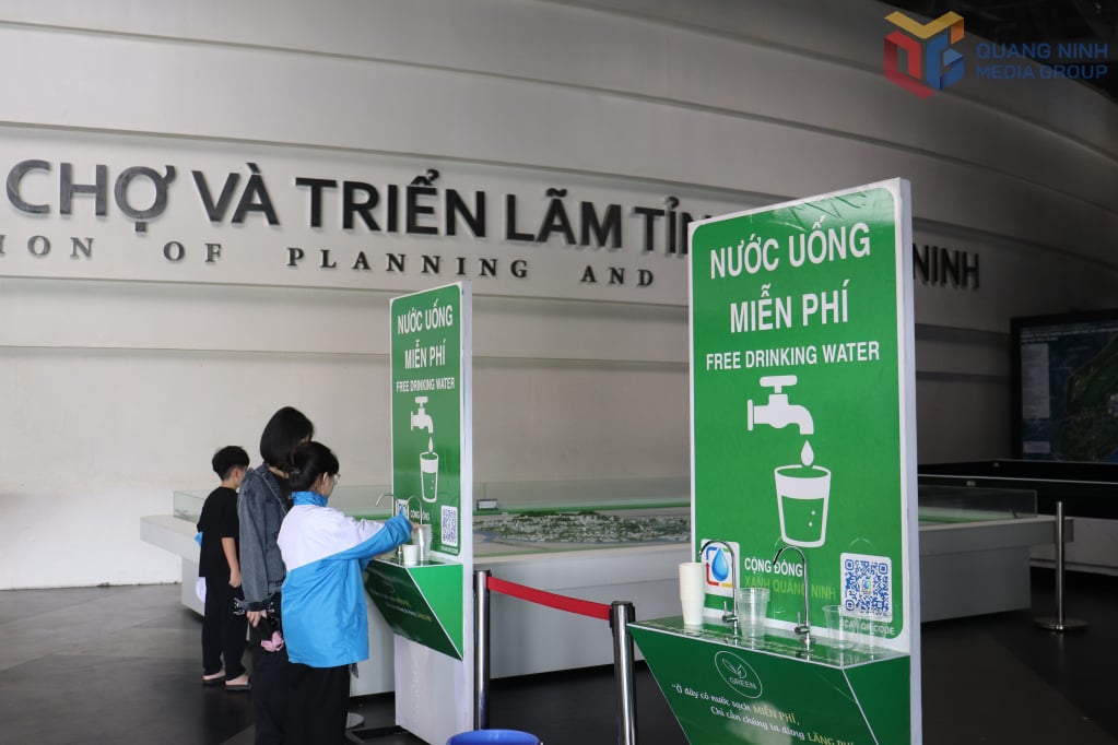 Panitia penyelenggara menyediakan minuman gratis bagi penonton film.