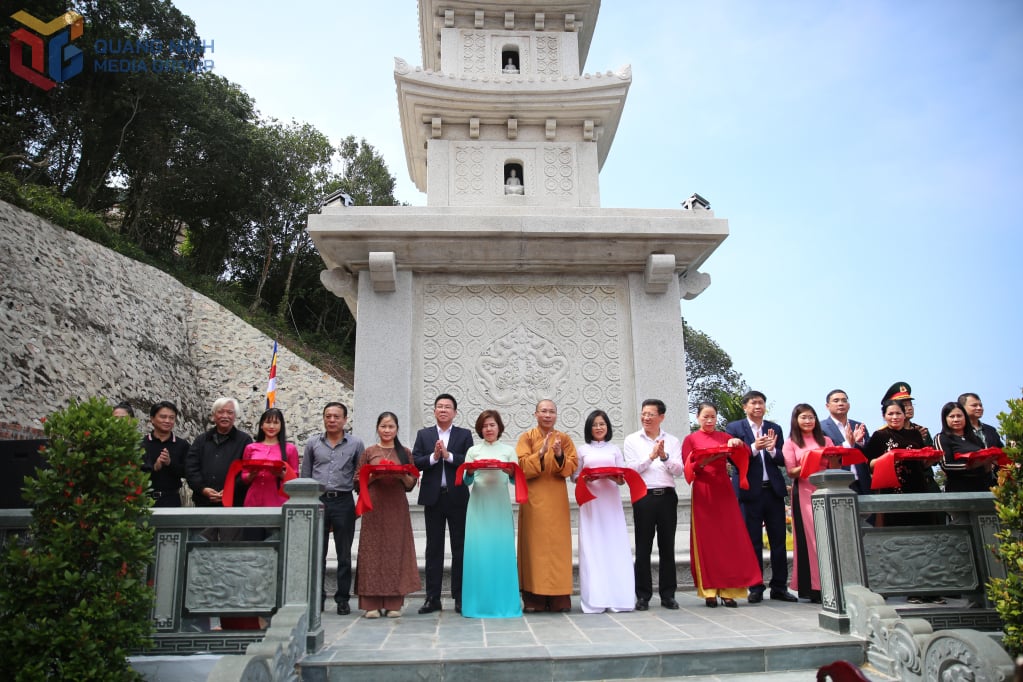 Các đại biểu cắt băng khánh thành Bảo tháp “Đại Việt”.