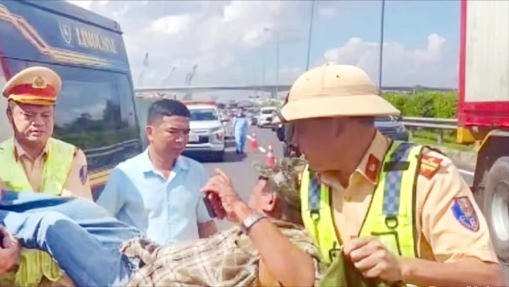 Pengemudi menunjukkan tanda-tanda stroke saat mengemudi di jalan raya dan segera dibawa ke ruang gawat darurat oleh polisi lalu lintas.