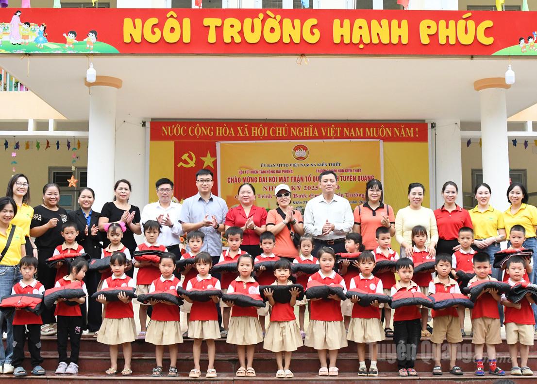 Tam Hong Volunteer Group ger varma kläder till förskolebarn på Kien Thiet förskola