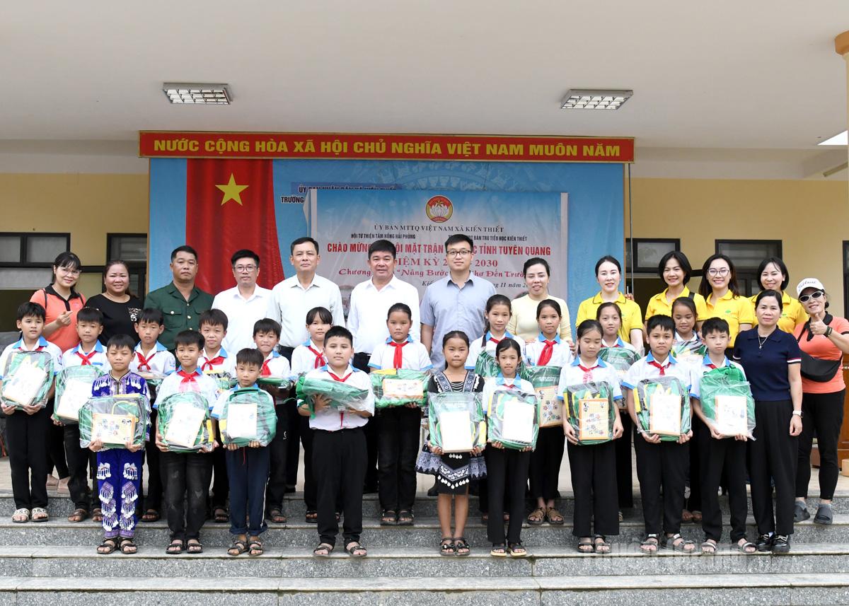 Tam Hong Volunteer Group ger ryggsäckar till elever på Kien Thiet Primary Boarding High School