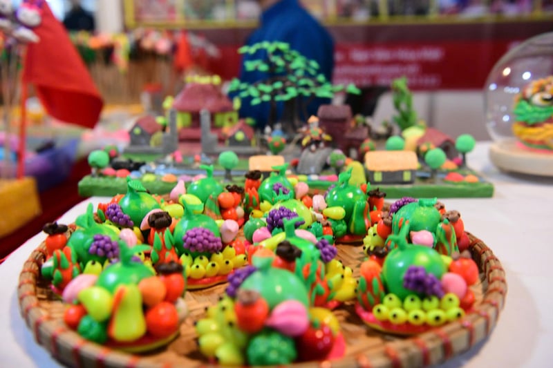 ດ້ວຍ​ມື​ທີ່​ມີ​ຄວາມ​ຊຳນິ​ຊຳນານ​ແລະ​ອຸທິດ​ຕົນ, ຜູ້​ຄົນ​ທີ່​ເຮັດ​ຮູບ​ປັ້ນດິນ​ເຜົາ “ປ່ຽນ” ​ເຄື່ອງ​ປັ້ນດິນ​ເຜົາ​ທີ່​ບໍ່​ມີ​ຊີວິດ​ເປັນ​ວຽກ​ງານ​ປະດິດ​ສ້າງ ​ແລະ ມີ​ສີສັນ​ພິ​ເສດ. ພາບ: N.H