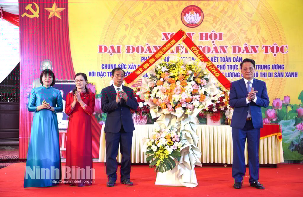 Đồng chí Đào Đình Tùng, Ủy viên Ban Thường vụ Tỉnh ủy, Bí thư Đảng ủy, Chủ tịch HĐND phường Phủ Lý tặng hoa chúc mừng cán bộ và nhân dân Khu dân cư Mễ Nội.