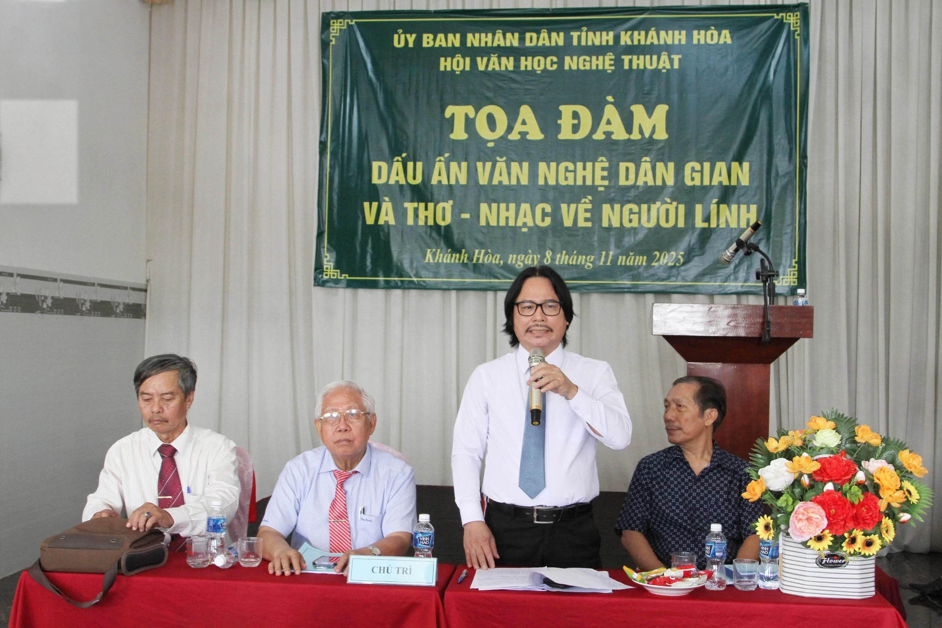 Pictorul Tran Ha - președintele Asociației de Literatură și Arte Khanh Hoa - a vorbit la seminar.