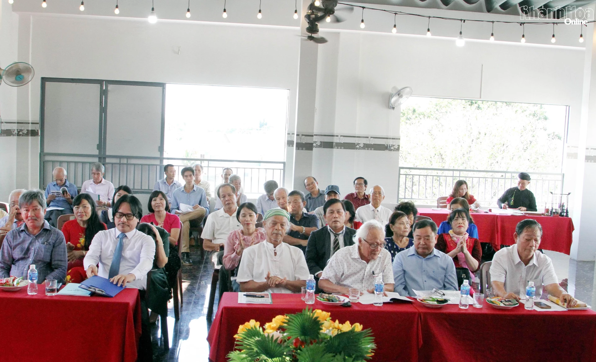 La seminar au participat oficiali și membri ai Asociației Provinciale de Literatură și Arte.
