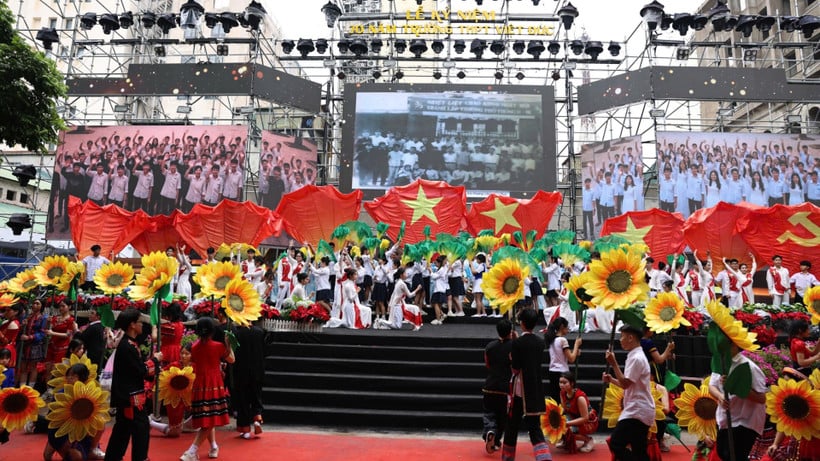 ការសម្តែងសិល្បៈក្នុងពិធីអបអរសាទរ។ (រូបថត៖ Thanh Tung)