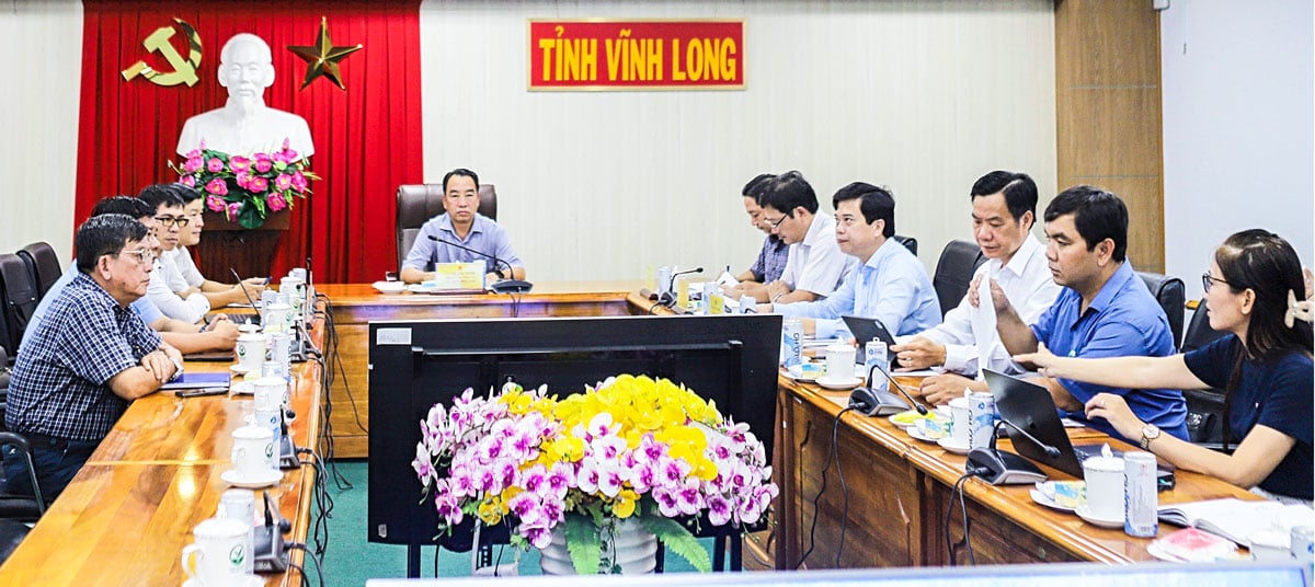 Der stellvertretende Sekretär des Provinzparteikomitees und Vorsitzende des Provinzvolkskomitees, Lu Quang Ngoi, leitete die Veranstaltung am Brückenpunkt Vinh Long.