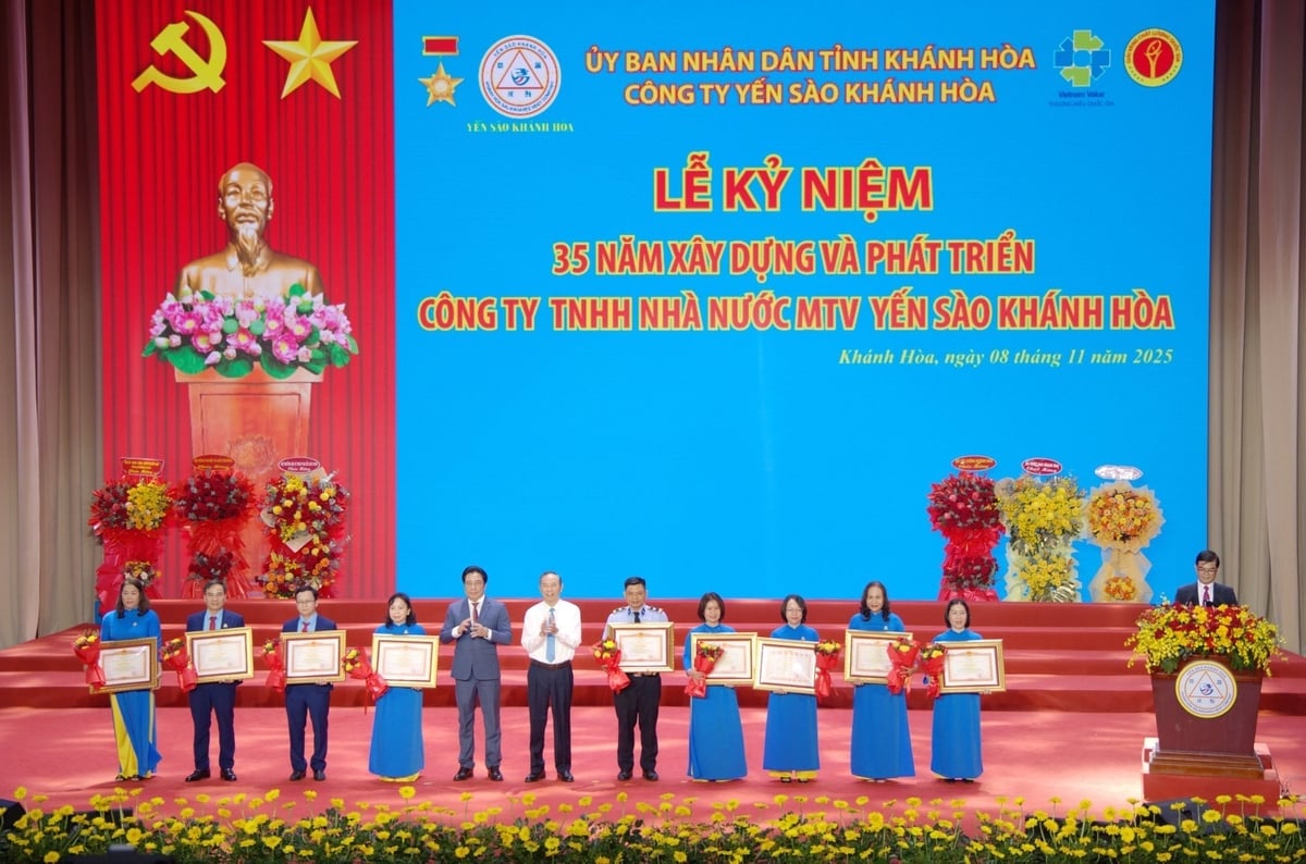 អនុរដ្ឋមន្ត្រីក្រសួងកសិកម្ម និងបរិស្ថាន លោក Phung Duc Tien និងជាប្រធានគណៈកម្មាធិការប្រជាជនខេត្ត Khanh Hoa បានប្រគល់ប័ណ្ណសរសើរពីនាយករដ្ឋមន្ត្រីដល់បុគ្គលចំនួន ៩ រូបរបស់ក្រុមហ៊ុន Khanh Hoa Salanganes Nest ដែលមានស្នាដៃឆ្នើម។ រូបថត៖ ភី.ស៊ី.