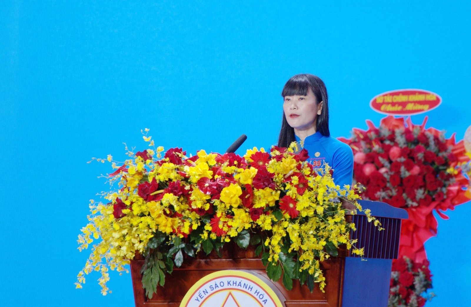 លោកស្រី Trinh Thi Hong Van ប្រធានក្រុមប្រឹក្សាភិបាលនៃក្រុមហ៊ុន Khanh Hoa Salanganes Nest បានមានប្រសាសន៍នៅក្នុងពិធីនេះ។ រូបថត៖ ភី.ស៊ី.