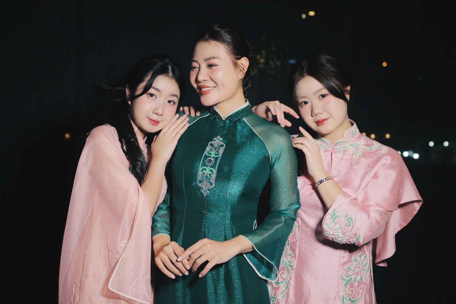 Actrița Thanh Huong și cele două fiice ale sale.jpg