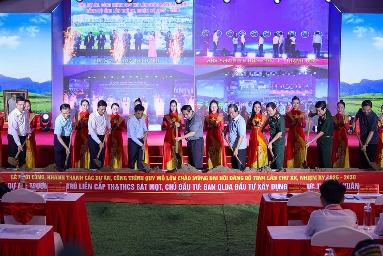 Statsminister Pham Minh Chinh og delegater foretar den første spadestikkseremonien for en internatskole på barne- og ungdomsnivå i den fjellrike kommunen Bat Mot - Foto: VGP/Nhat Bac