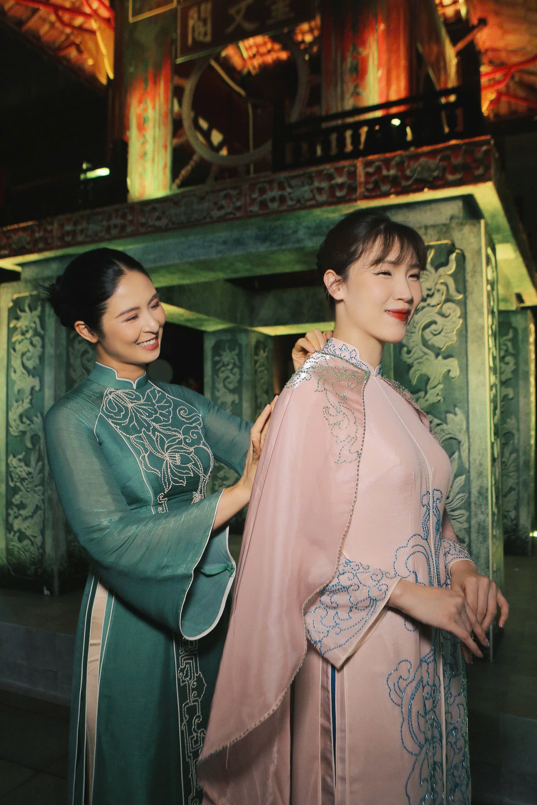 Domnișoara Ngoc Han și domnișoara Phi Thuy Linh.jpg